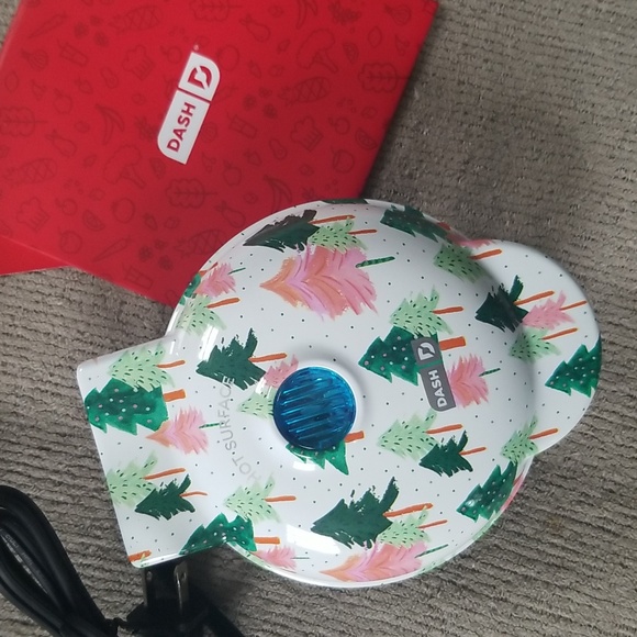 NEW! Dash Tree Mini Waffle Maker, Christmas Tree Waffles Winter - Picture 5 of 6